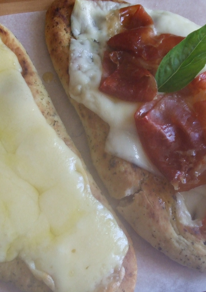 Una foto de Pizzetas de pan naan