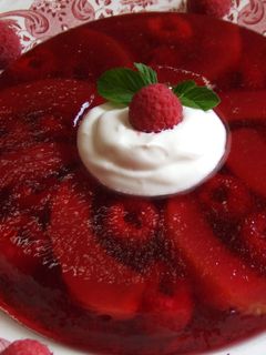 Una foto de Corona roja al Oporto con frutas y nata