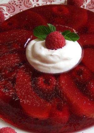 Una foto de Corona roja al Oporto con frutas y nata