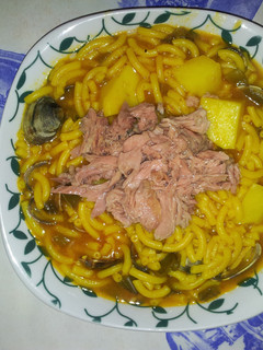 Una foto de Fideos guisados con almejas y atún