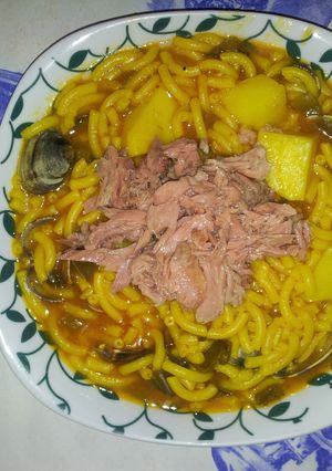 Una foto de Fideos guisados con almejas y atún