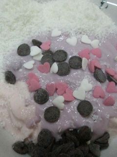 Una foto de Postre de yogurt con coco y pepitas de chocolate