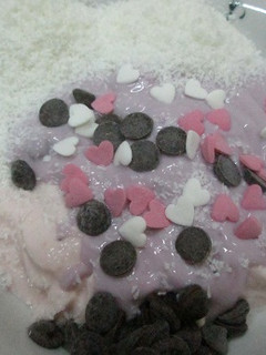 Una foto de Postre de yogurt con coco y pepitas de chocolate