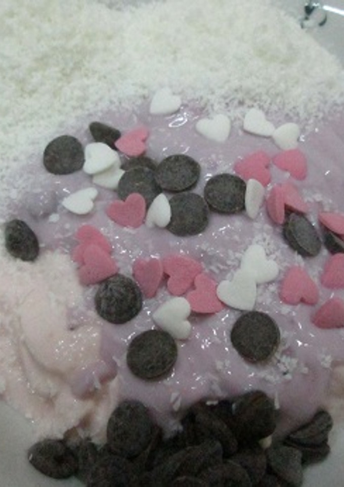 Una foto de Postre de yogurt con coco y pepitas de chocolate