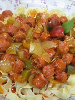 Una foto de Pasta al huevo con salchichas rojas en salsa