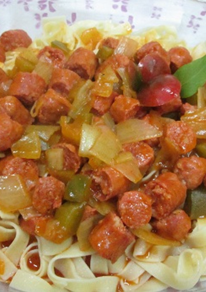 Una foto de Pasta al huevo con salchichas rojas en salsa