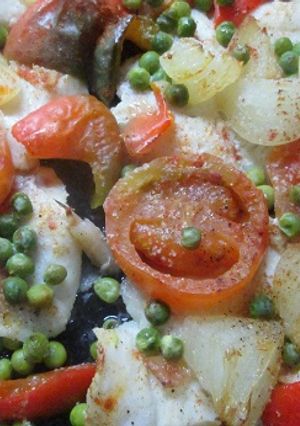 Una foto de Merluza al horno cubierta de vegetales