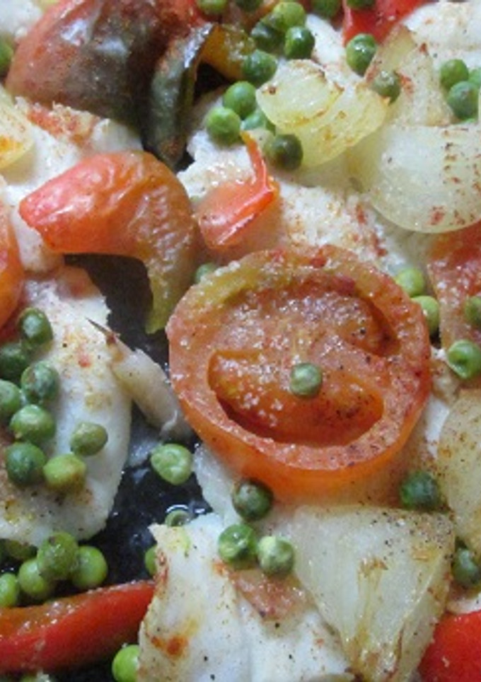 Una foto de Merluza al horno cubierta de vegetales