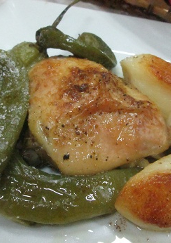 Una foto de Pollo a la mantequilla ligera con pimientos italianos
