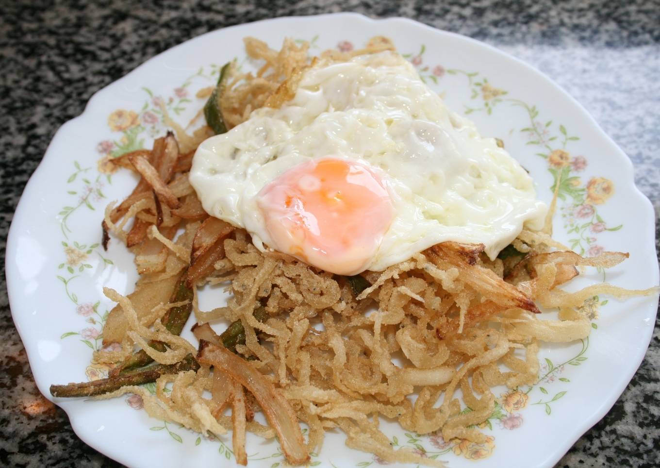 Chanquetes  fritos con pimientos, cebolla y huevo frito