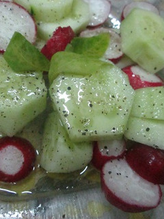 Una foto de Ensalada de pepino y rabanito