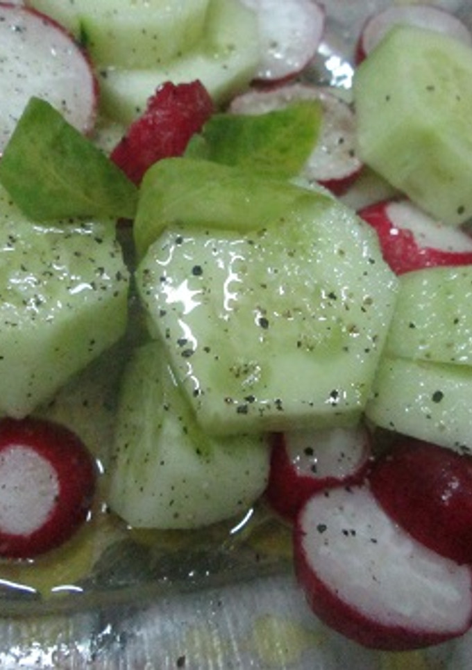 Una foto de Ensalada de pepino y rabanito