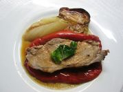 Una foto de lomo con pimientos morrones