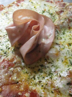 Una foto de Pizza con mortadela italiana