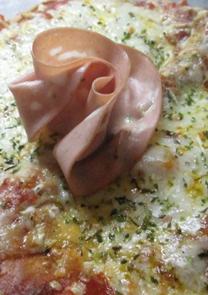 Una foto de Pizza con mortadela italiana