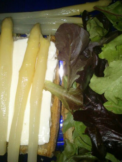 Una foto de Bocadillo de queso fresco y espárragos para diabéticos