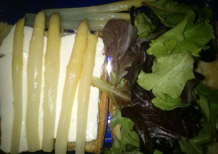 Bocadillo de queso fresco y espárragos para diabéticos
