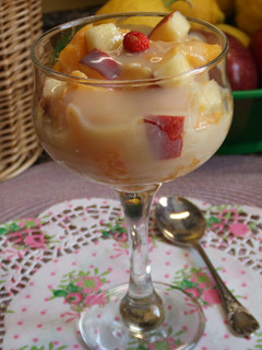 Una foto de Macedonia de frutas frescas con salsa de chocolate blanco