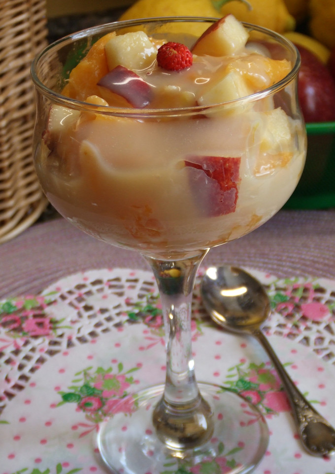 Una foto de Macedonia de frutas frescas con salsa de chocolate blanco
