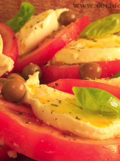 Una foto de Ensalada caprese CU