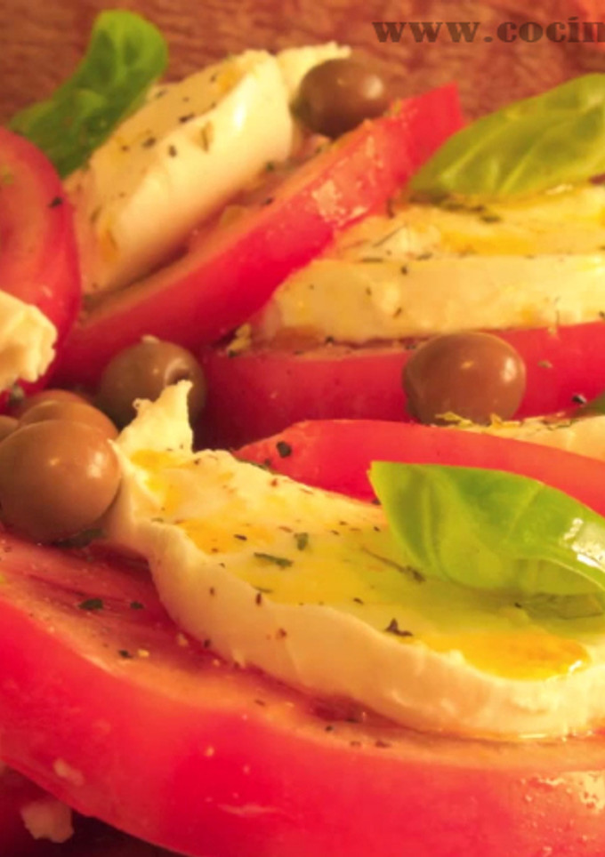 Una foto de Ensalada caprese CU