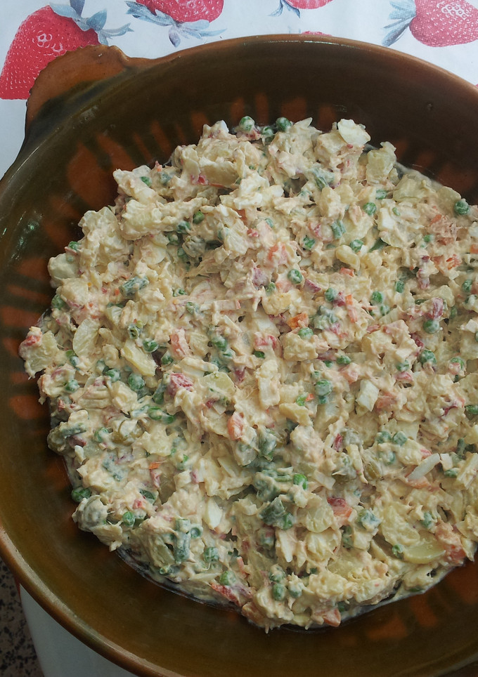 Una foto de Ensaladilla de patatas con cangrejos