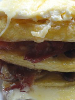 Una foto de Rodajitas de patata con jamón y champiñones