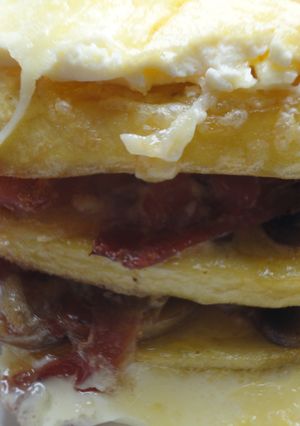 Una foto de Rodajitas de patata con jamón y champiñones