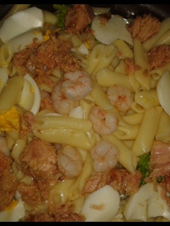 Una foto de Ensalada de pasta y gambas
