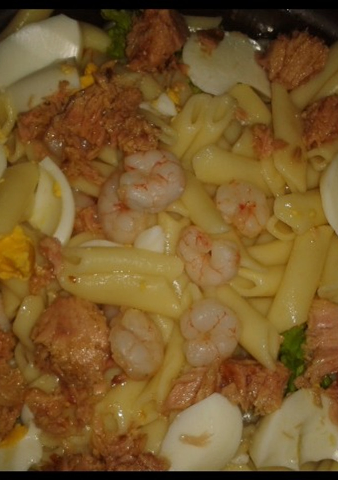 Una foto de Ensalada de pasta y gambas