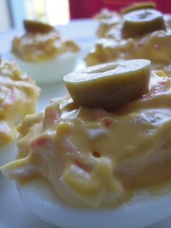 Una foto de Huevos rellenos de surimi y gambas