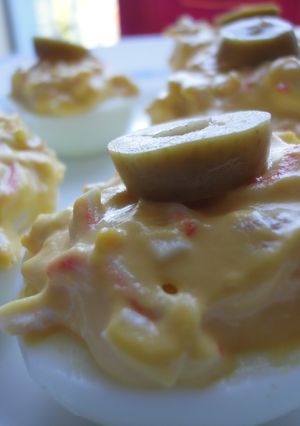 Una foto de Huevos rellenos de surimi y gambas