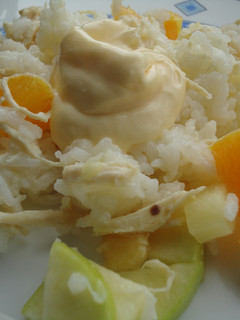 Una foto de Ensalada de arroz, pollo y fruta