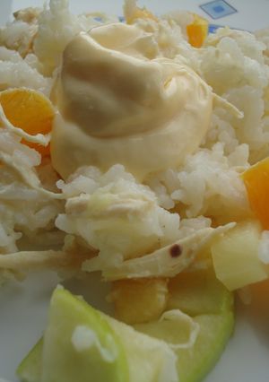 Una foto de Ensalada de arroz, pollo y fruta