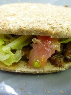 Una foto de Bocadillo de rabo de ternera con guarnicion y salsa de yogur