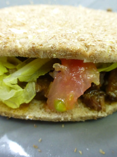 Una foto de Bocadillo de rabo de ternera con guarnicion y salsa de yogur