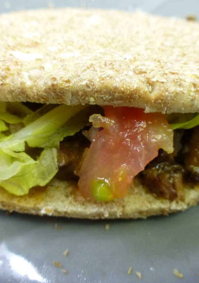 Una foto de Bocadillo de rabo de ternera con guarnicion y salsa de yogur