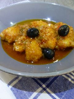 Una foto de Rape con tomillo y aceitunas