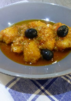 Una foto de Rape con tomillo y aceitunas