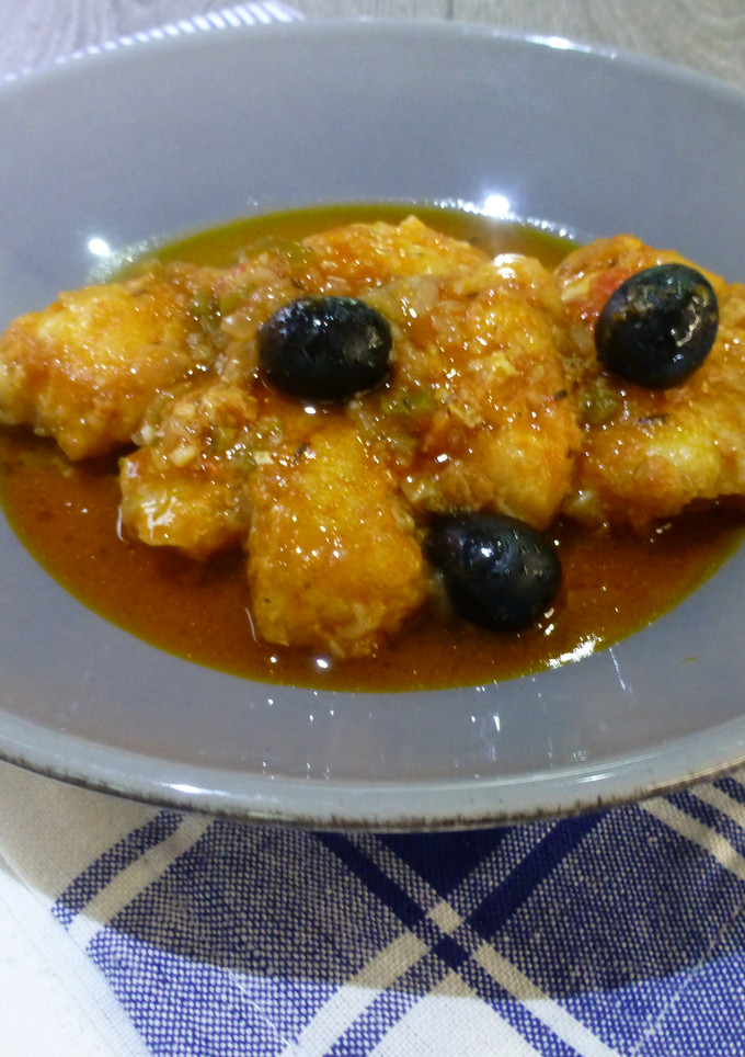 Una foto de Rape con tomillo y aceitunas