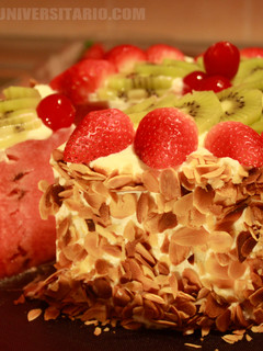 Una foto de Tarta de sandía y frutas
