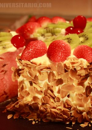 Una foto de Tarta de sandía y frutas