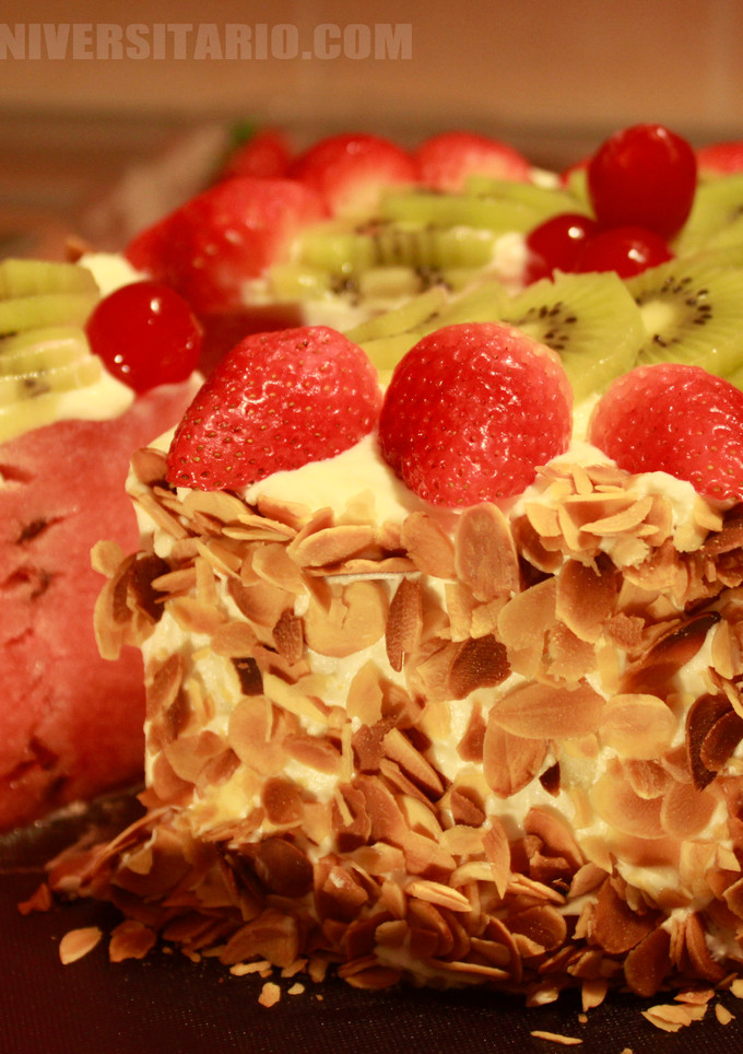 Una foto de Tarta de sandía y frutas