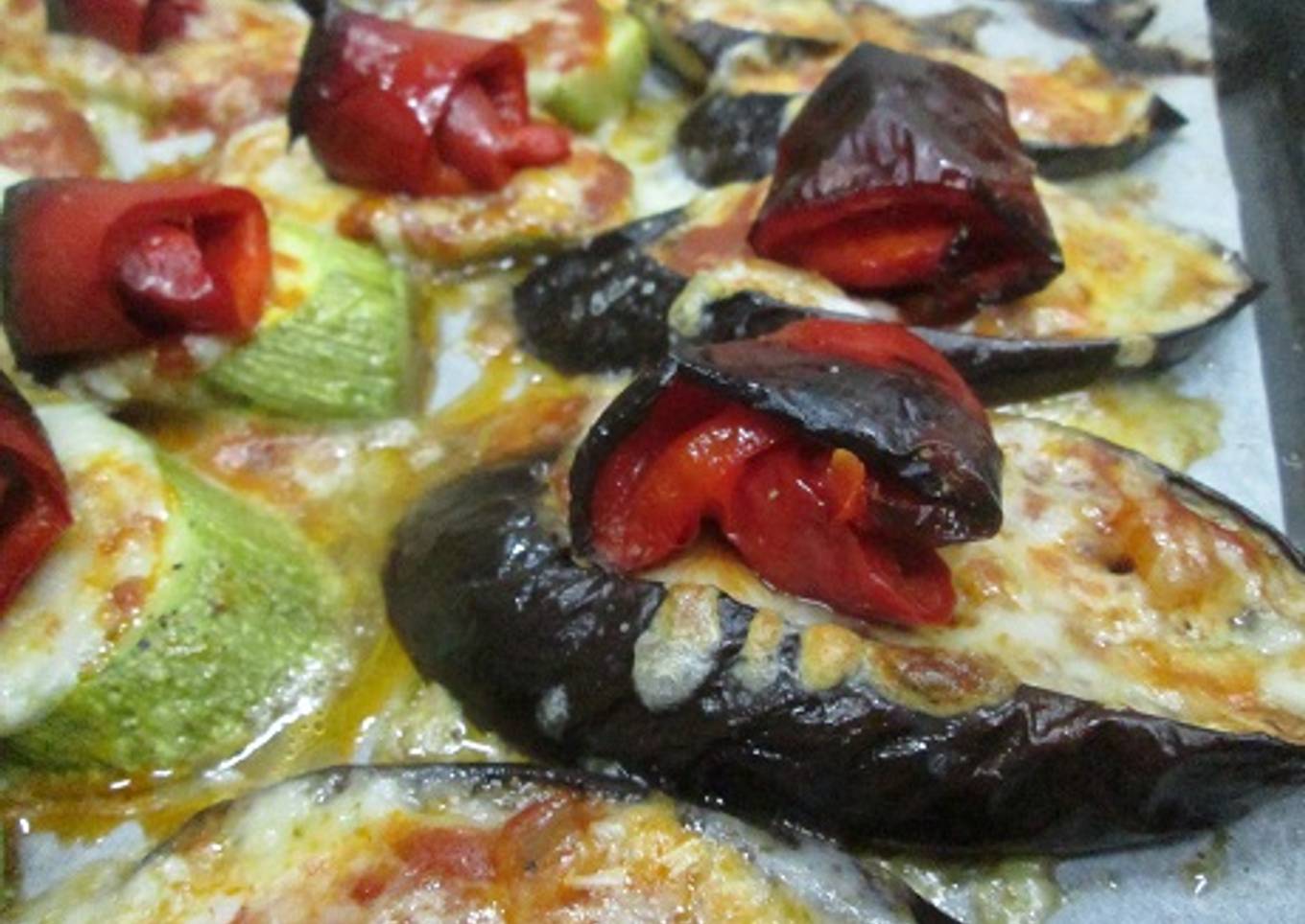 Berenjenas y calabacines a la napolitana con queso y pimiento<br />