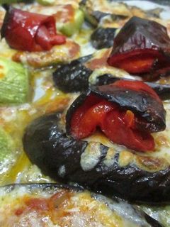 Una foto de Berenjenas y calabacines a la napolitana con queso y pimiento