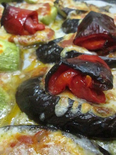 Una foto de Berenjenas y calabacines a la napolitana con queso y pimiento