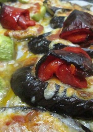Una foto de Berenjenas y calabacines a la napolitana con queso y pimiento