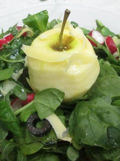 Una foto de Manzana con ensalada verde