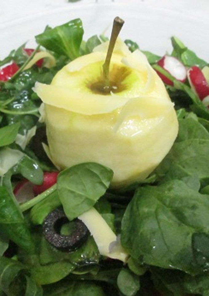 Una foto de Manzana con ensalada verde