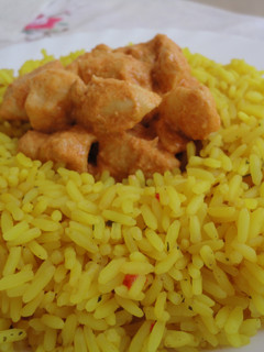 Una foto de Arroz al curry con pollo al estilo indonesio